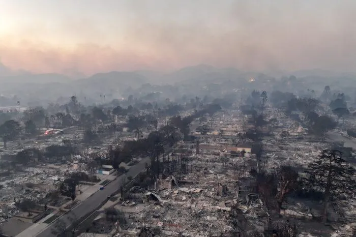 California eyaletinin Los Angeles kentindeki orman yangınları rüzgarın da etkisiyle birlikte 5 farklı noktada büyük kayıplara yol açtı.