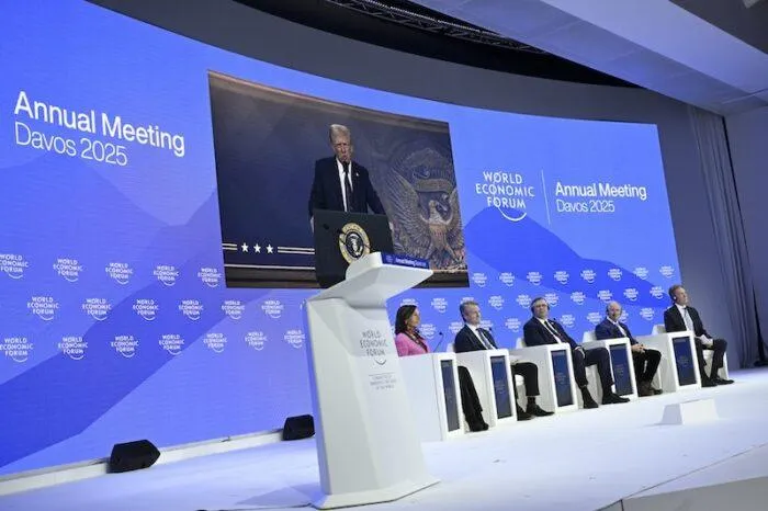 Trump, Davos konuşmasında ikinci döneminde ticaret, savunma ya da küresel diplomasi konularındaki tutumunda yumuşama olmayacağını gösterdi.