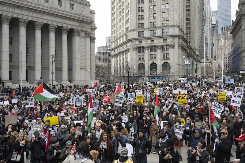 Columbia Üniversitesi öğrencisi Mahmoud Khalil, “Hamas sempatizanı” olmak ve “antisemitizm” suçlamalarıyla gözaltına alındı.