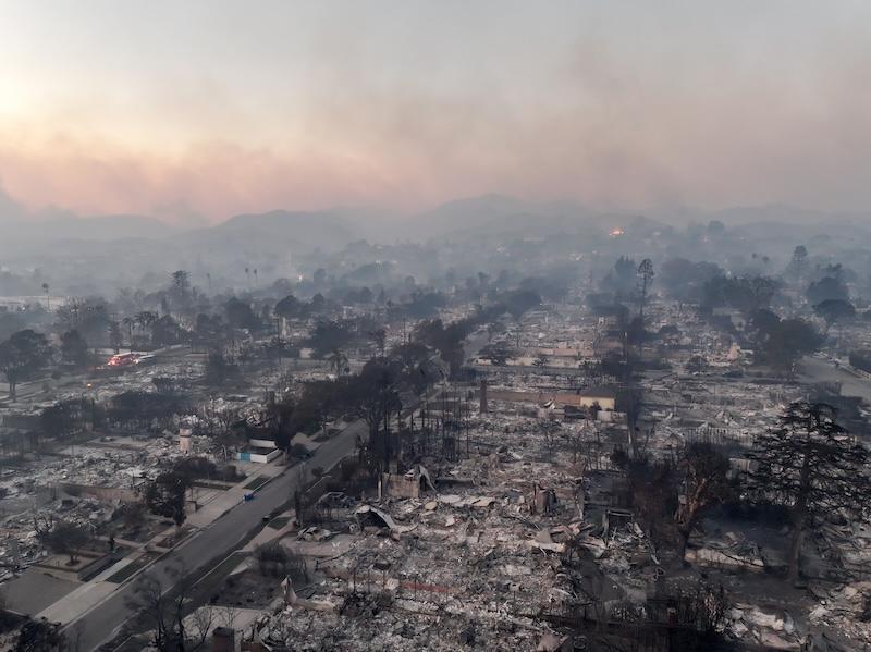 California eyaletinin Los Angeles kentindeki orman yangınları rüzgarın da etkisiyle birlikte 5 farklı noktada büyük kayıplara yol açtı.