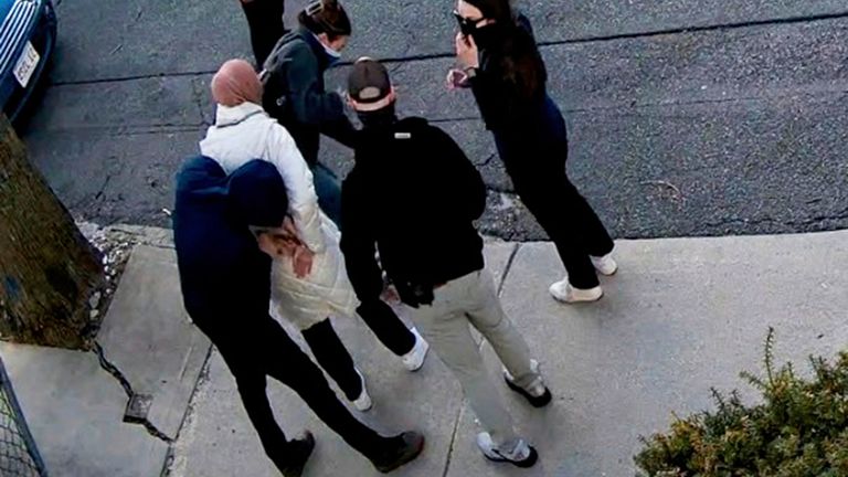 Rümeysa Öztürk’ün, Gümrük Muhafaza Dairesi (ICE) tarafından tutuklanarak Louisiana’daki gözaltı merkezine gönderilmesi büyük tepki çekti.